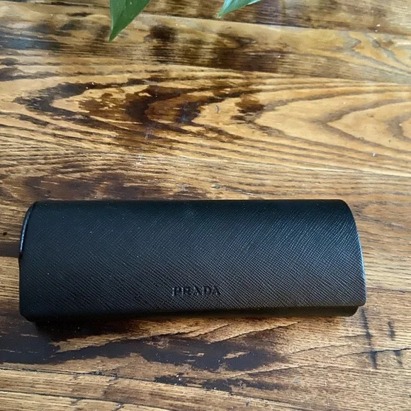 Prada - Picture 3 of 4